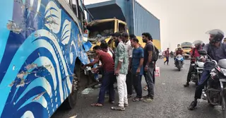 মানিকগঞ্জে পৃথক সড়ক দুর্ঘটনায় আহত ৫